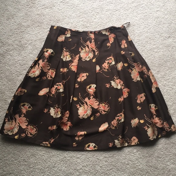 Banana Republic Dresses & Skirts - Banana Republic silk full skirt 6